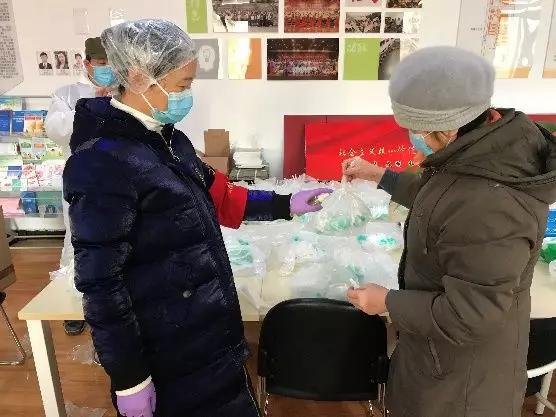 為樓棟分發口罩，并為包裝袋消毒